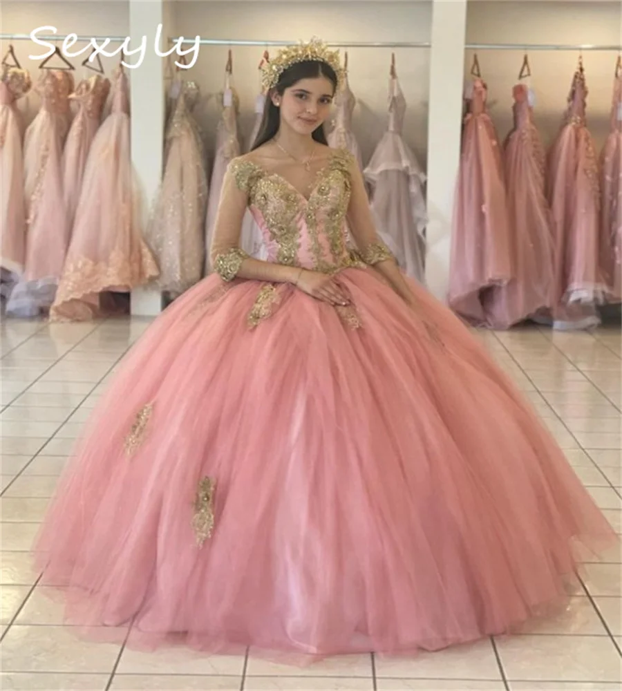 Abiti stile Quinceanera principessa rosa con applicazioni dorate Manica lunga Spettacolo Donna Sweet 16 Party Vestido De 15 Anos Personalizzato