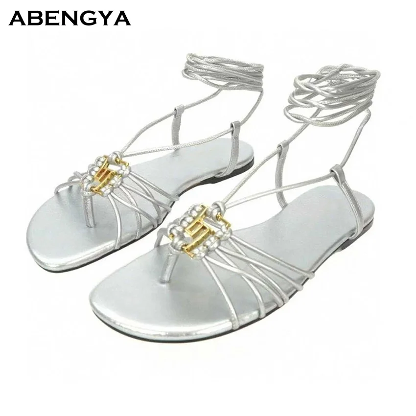 

Designer New Flip Flops Flat Sandals Women Split Toe Metal Decor Ankle Strap Dress Shoes Summer Sexy Vacation Beach Shoes Women