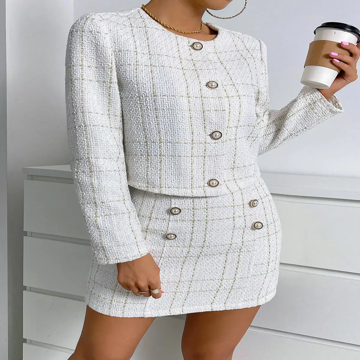 Faionable karierter Ort-Rock und Jaet-Set mit langen Ärmeln, rundem, figurbetontem Rock mit Ne-Knopf-Design, zweiteiligem Polyester-Outfit
