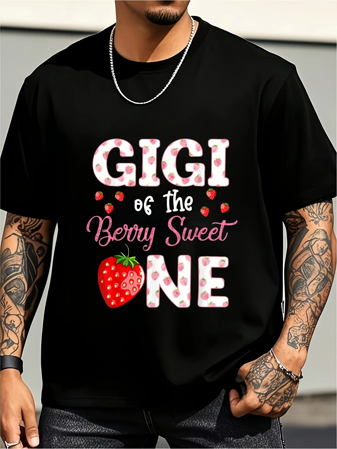 Gigi of the Berry Sweet One Strawberry-Themed Unisex T-Shirt for Men, Perfect for First Birthday, Valentine's Day, Mother's Day, Father's Day, and Birthday Gifts, Suitable for Giving to Dad, Mom, or Friends Unisex Black Oversized Vintage Casual Round Neck Printed T-Shirt, Plus Size.