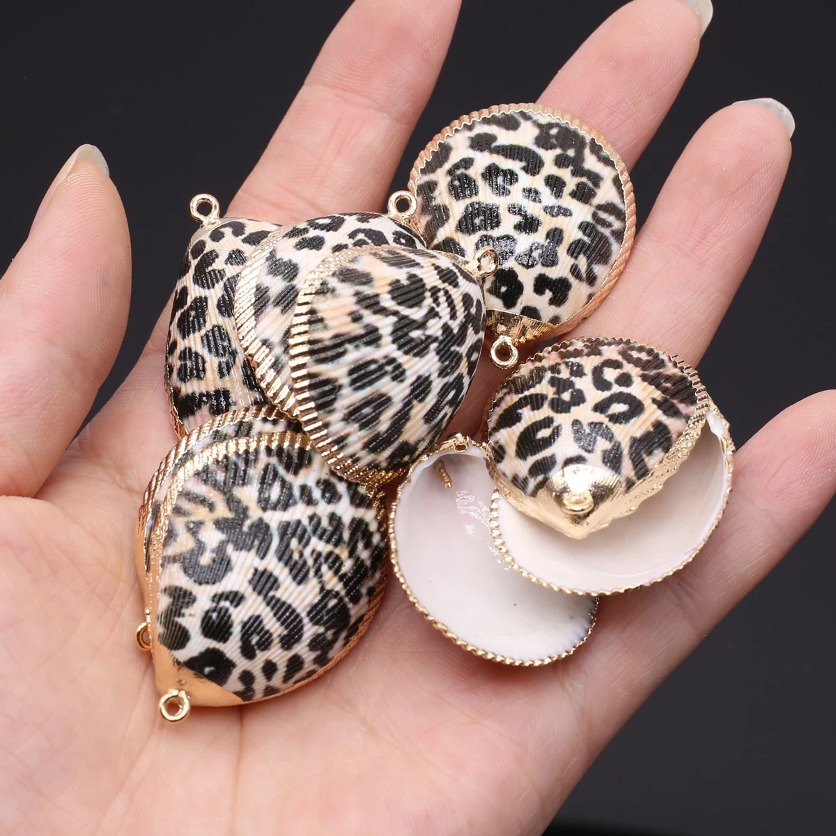 

10pcs Black Natural Freshwater Shell Pendant Shell-Shaped Charms for Jewelry Making Supplies DIY Necklace Accessories Wholesale