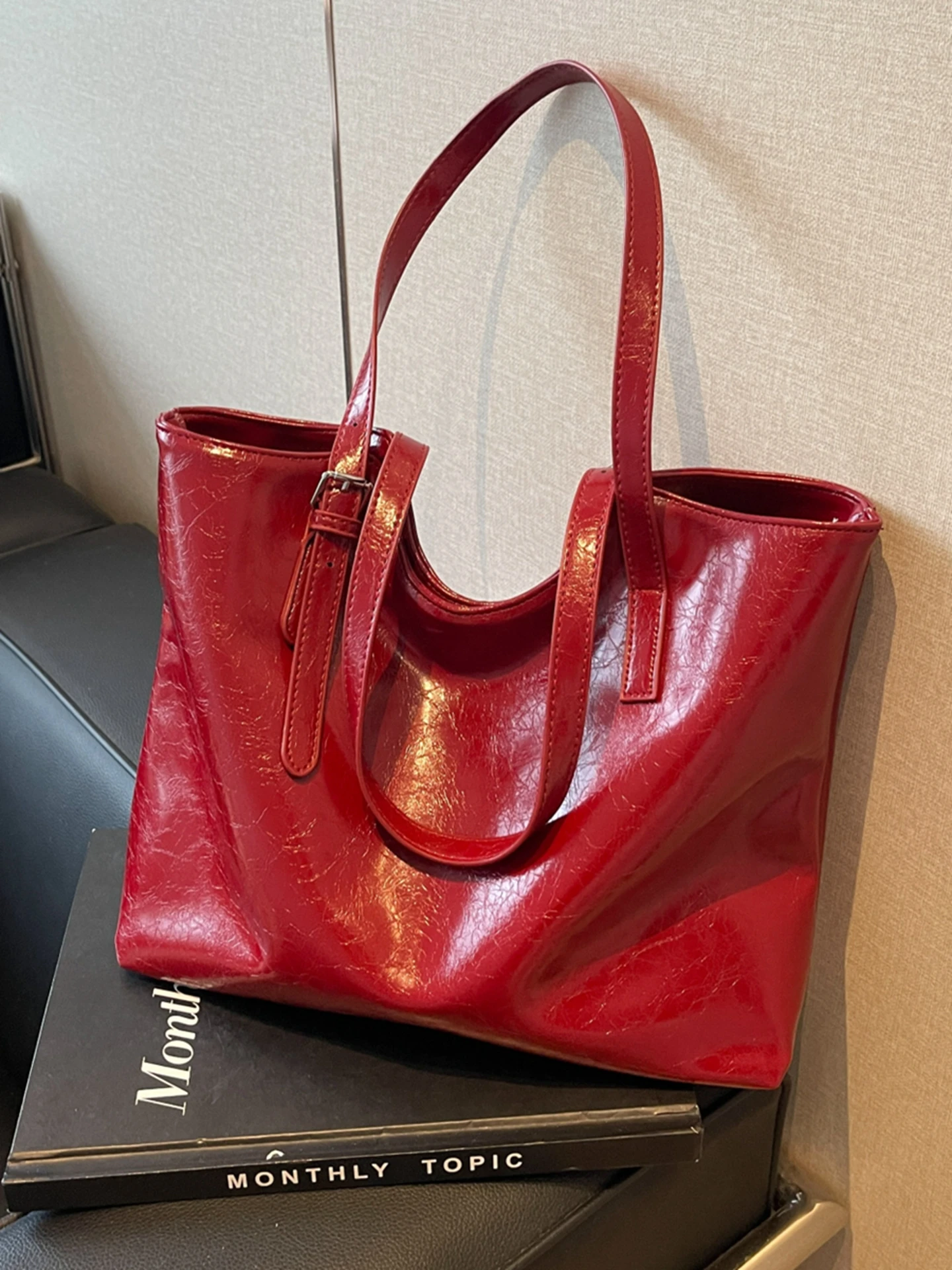 

Красная женская сумка большой вместимости, осенняя новинка, корейский стиль, прямоугольная искусственная кожа, сумки на одно плечо, модная элитная сумка-тоут