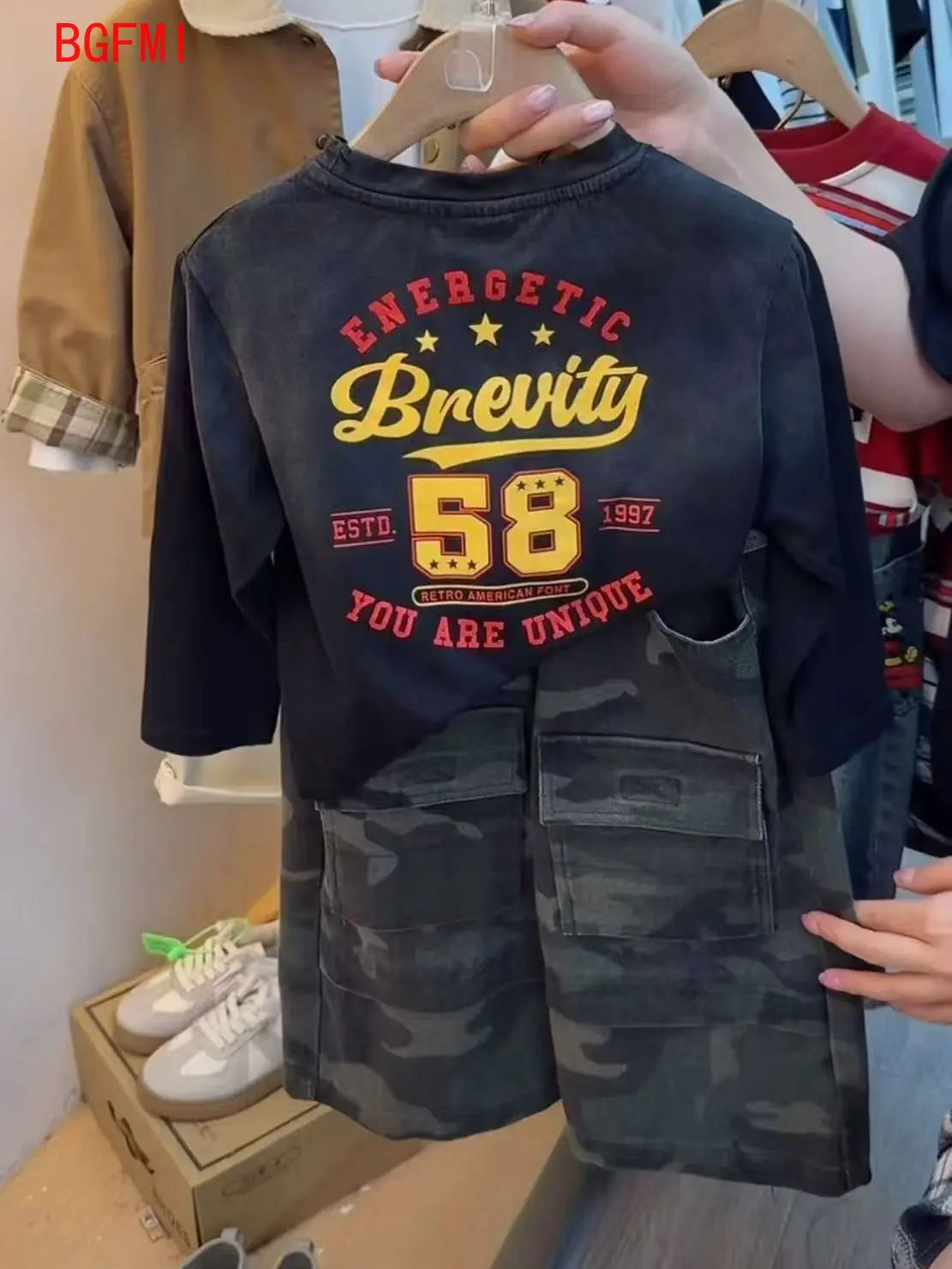 

Комплект одежды для мальчиков, весна/осень 2026, новая хлопковая рубашка с длинными рукавами и винтажным принтом для отдыха для малышей + камуфляжные штаны, комплект из двух предметов