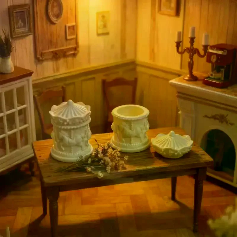 1 ชิ้น โมเดลกล่องเก็บของจิ๋วรูปม้าหมุนสำหรับบ้านตุ๊กตา อุปกรณ์ตกแต่งบ้านตุ๊กตา ของเล่นเสริมจินตนาการสำหรับเด็ก ของขวัญ