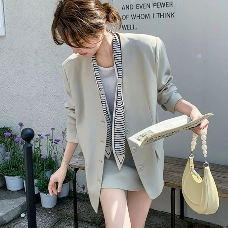 ชุดเซ็ตสองชิ้นสไตล์ลำลองสำหรับผู้หญิง ดีไซน์หรูหราทันสมัยแบบเกาหลี เสื้อแจ็คเก็ตแขนยาวทรงหลวมพร้อมกระโปรงทรงมินิเข้ารูป