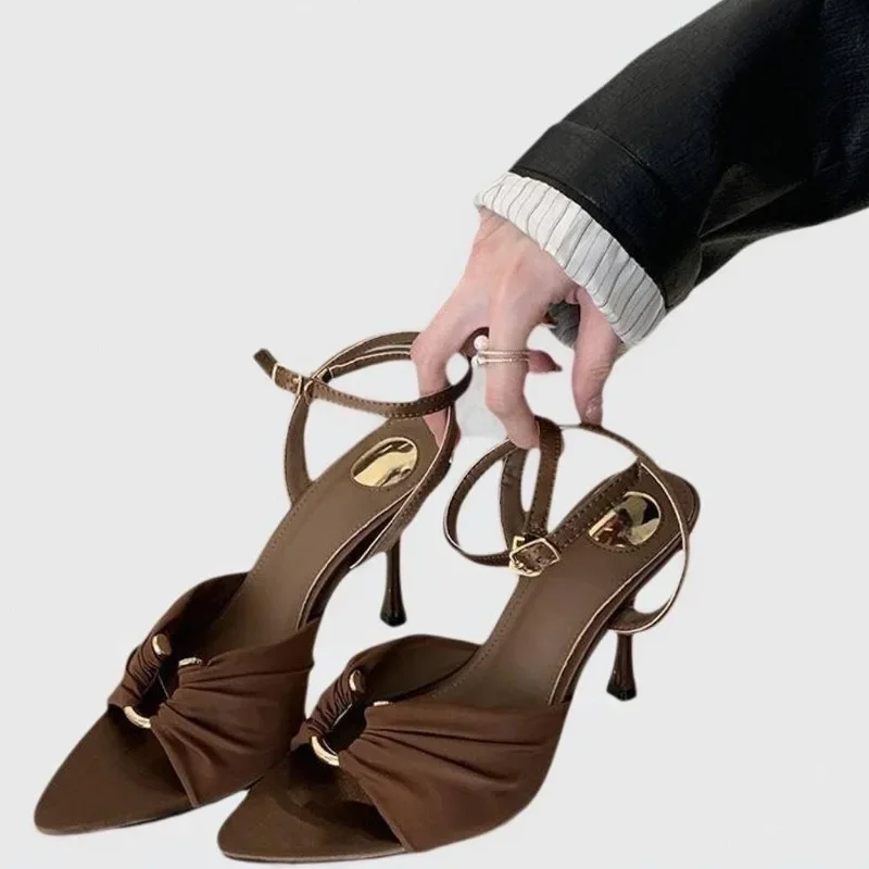 Stiletto-Absätze, 2022, Sommer, neu, plissiert, Metallknopf, spitze Zehen, offene Zehen, kühles Wischen, sexy Stiletto-Absatz