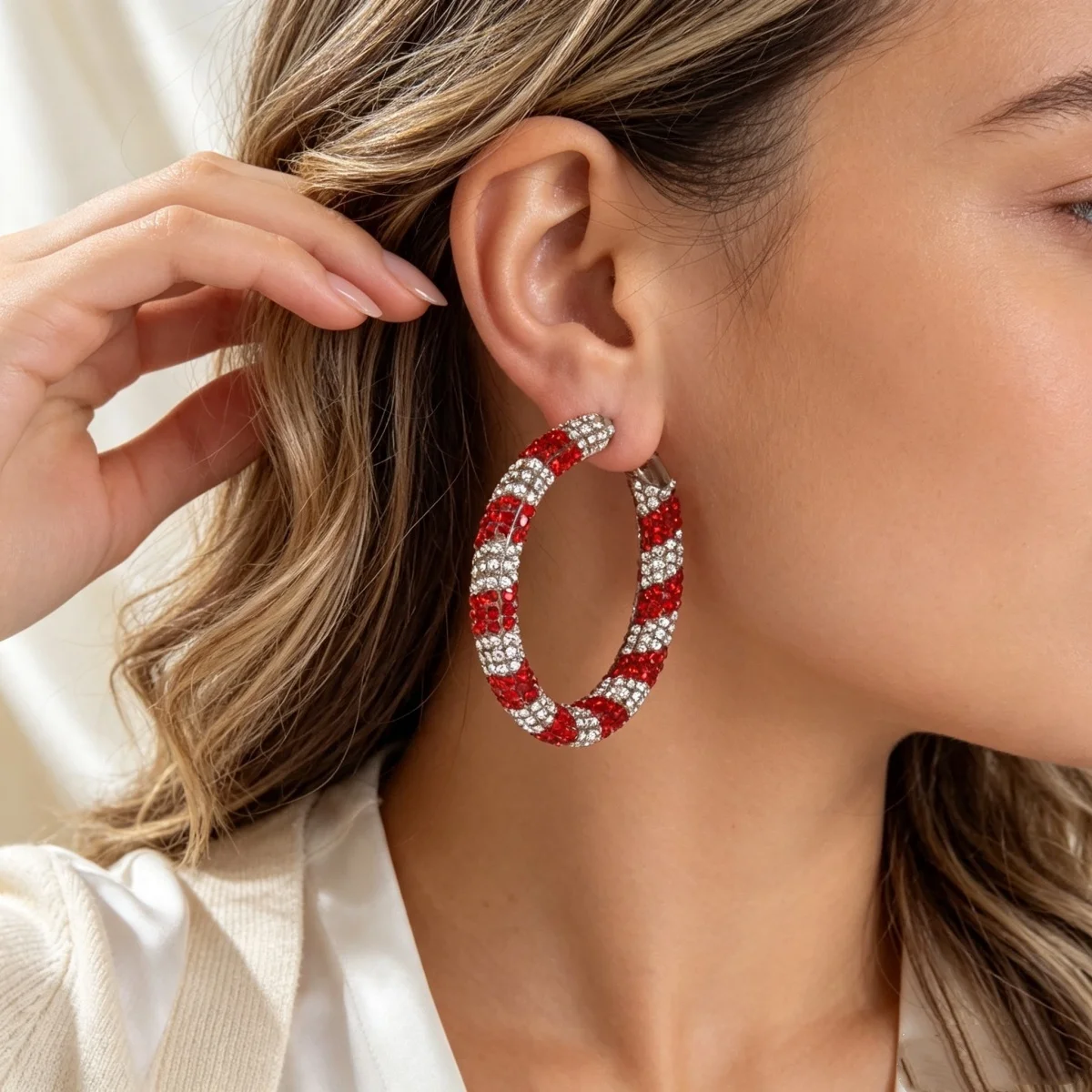 Weihnachtliche Vollrot-Weiß-Strass-Zuckerstangen-Creolen für Damen, Glänzende Gedrehte Streifen-Kreis-Ohrringe Schmuck – Detail 11