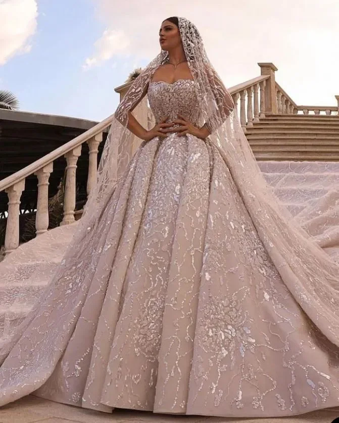 Abiti da sposa lussuosi personalizzati con abito da ballo Abiti da sposa sexy con scollo a cuore e applicazioni di perline Abito da sposa in pizzo Robe De Mariee Sweep Train