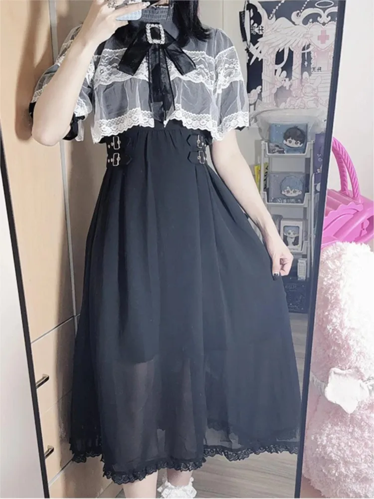 Um novo lindo vestido de meia manga preto e branco de renda dupla camada