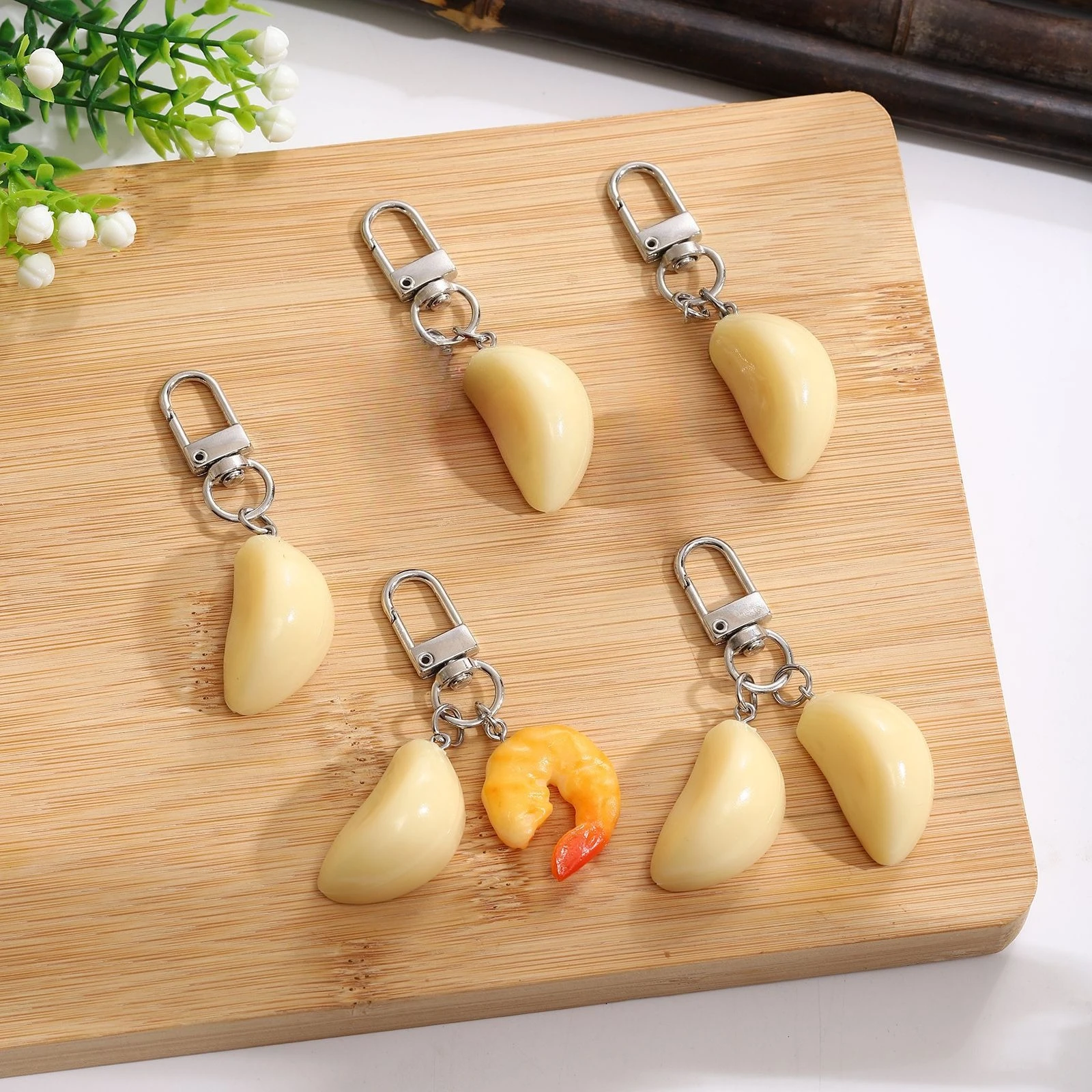Simulation Fun Garlic Keychain Pendant, Shrimp Tail Seasoning Bottle Garlic Clove Model Bag Keychain Pendant