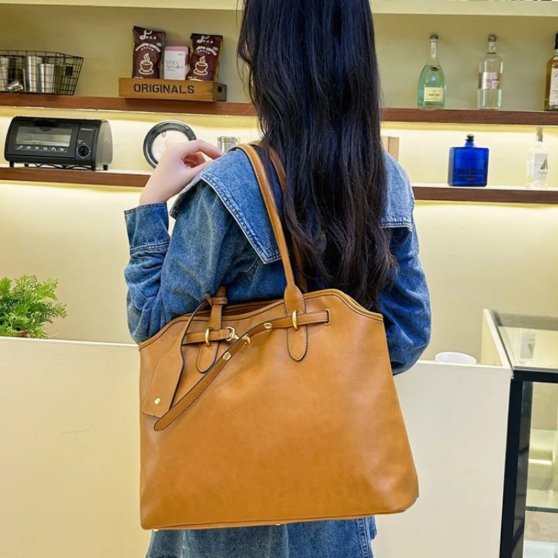Premium soft leather large capacity tote bag underarm bag women's fashion retro lock single shoulder big bag tide