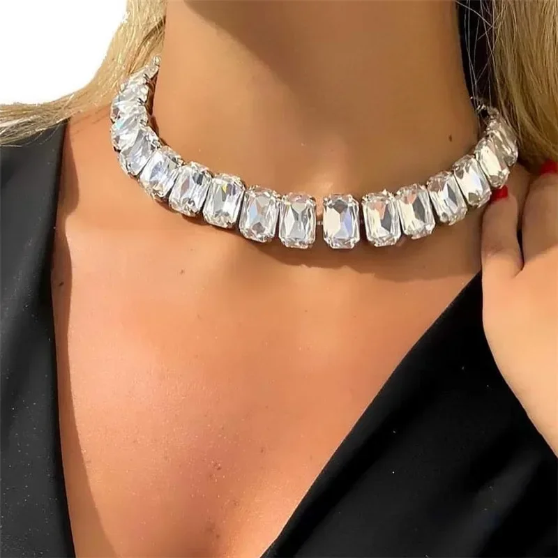 2024 New Luxury Classic Shiny Pink Blue Crystal Necklace Ladies Adjustable Square Large Glass Clavicle Chain Fashion Jewelry INS