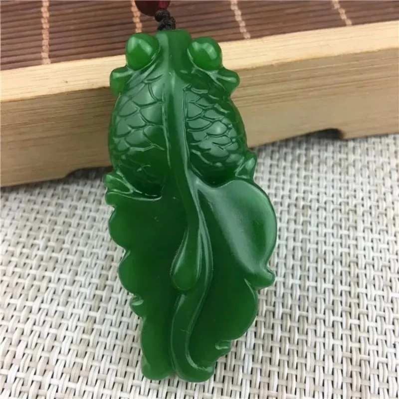 

Натуральный зеленый китайский нефрит, кулон в виде золотой рыбки, женское ожерелье с маленькой золотой рыбкой, ручная резьба, модное ювелирное украшение, талисман удачи