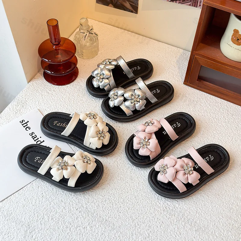 

Детская мода, повседневные сандалии со стразами и цветами, новинка лета 2024, удобные сандалии с открытым носком для девочек, пляжные тапочки на толстой подошве
