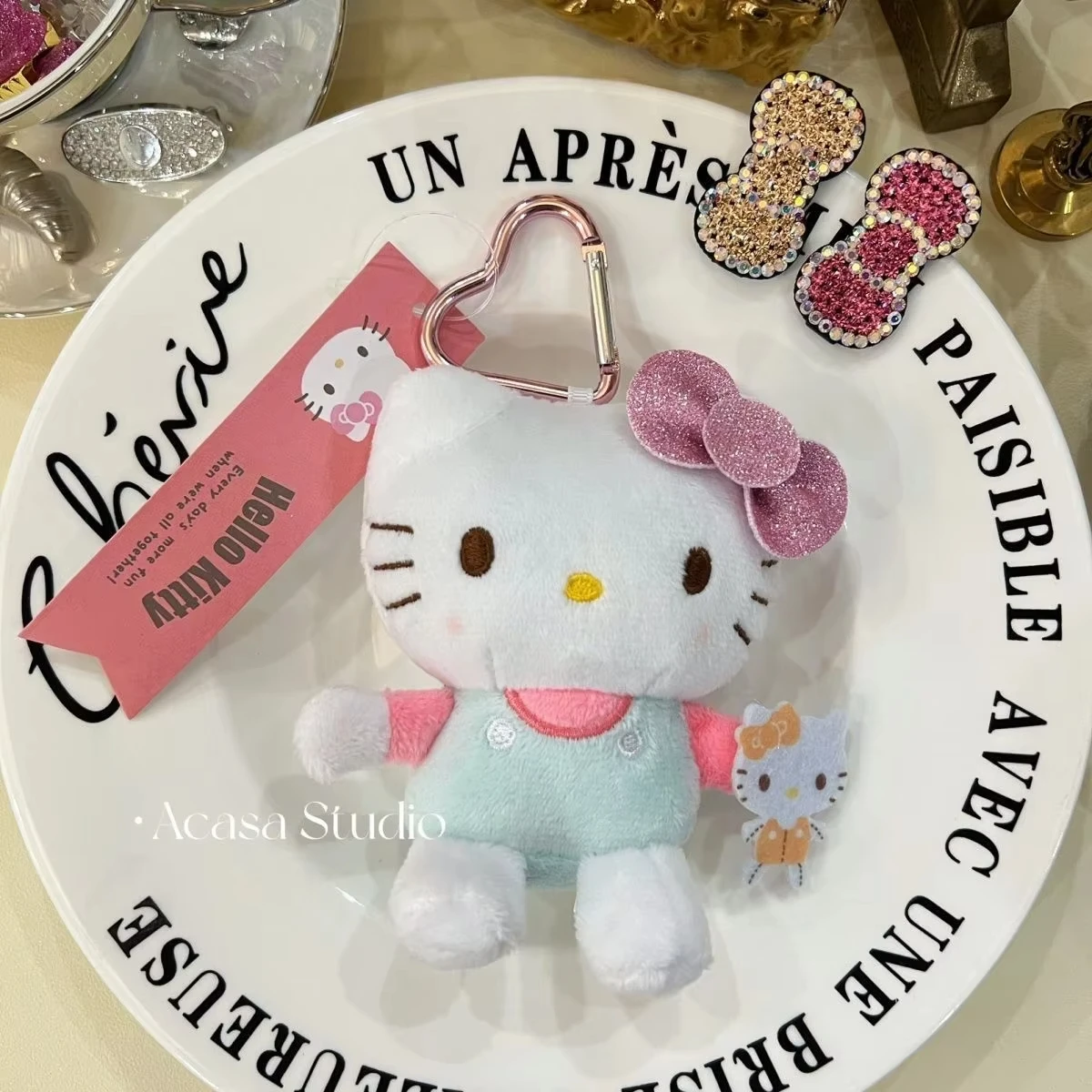 漫画ハローキティクマ抱きシリーズぬいぐるみかわいいフィギュア人形おもちゃ愛キーホルダーバッグアクセサリー女の子フェスティバルギフト