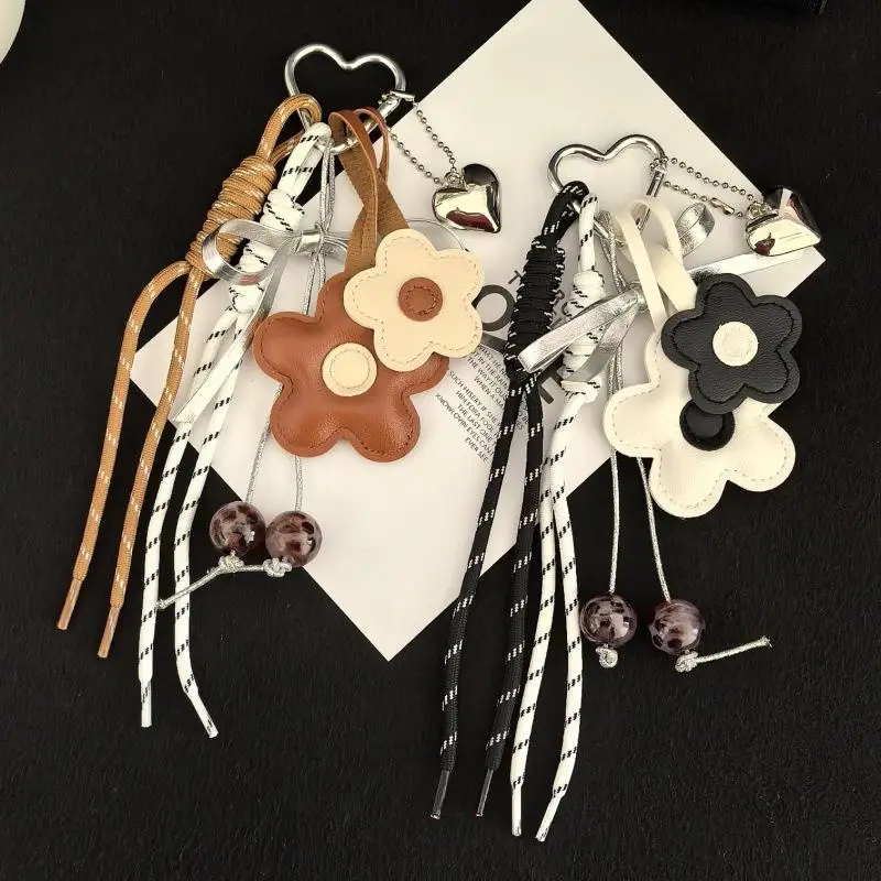 Niedlicher Taschenanhänger & Schlüsselanhänger aus PU-Leder mit Blumenherz, Boho-Taschenanhänger für Damen, ästhetisches Accessoire für Tragetaschen