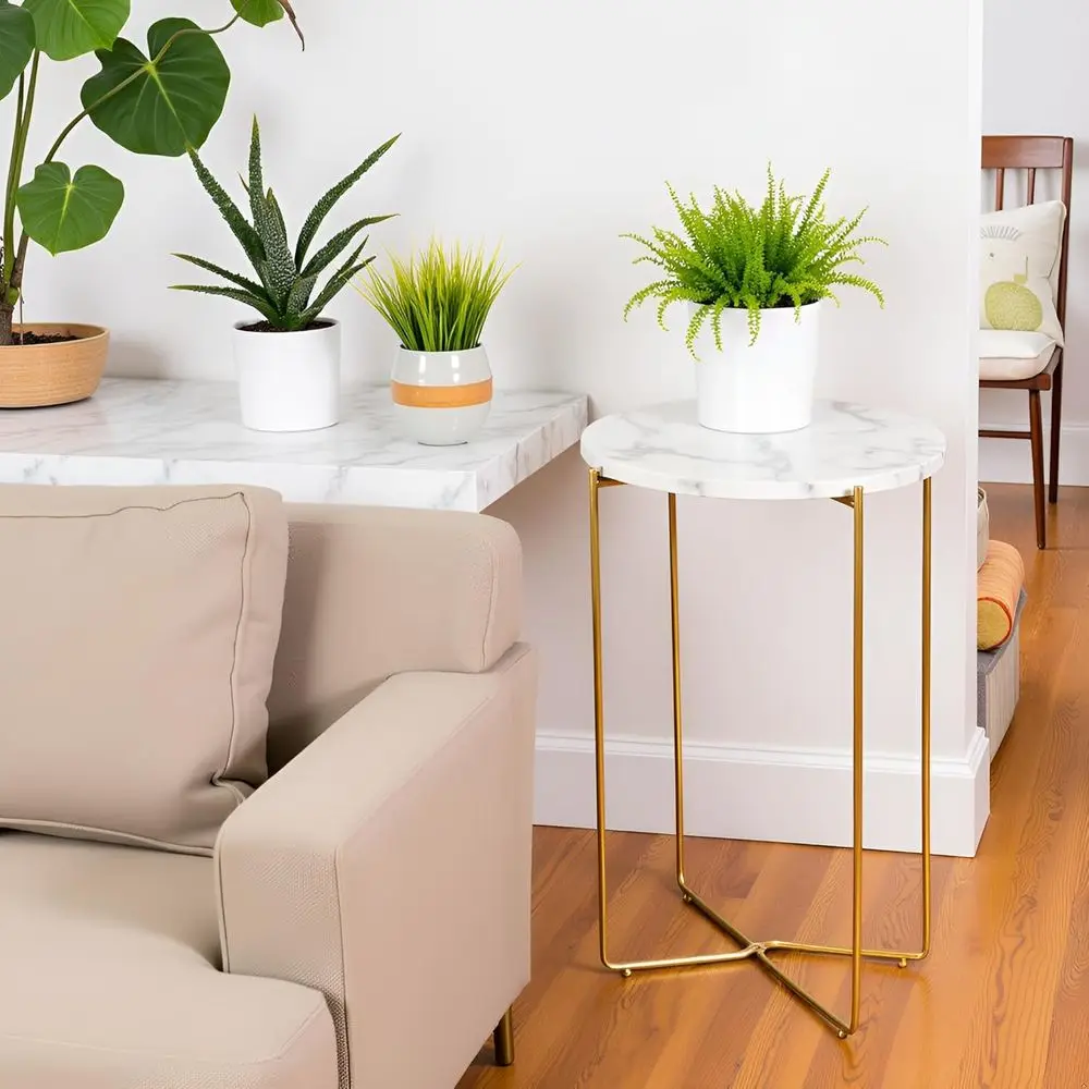 大理石の天板が付いたモダンなゴールドの丸いエンドテーブル。リビングや寝室の狭いスペースに最適です。