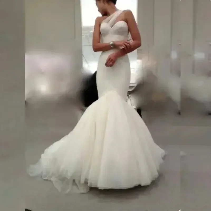 Maßgeschneidertes Brautkleid mit Raffungen im Trompeten-Meerjungfrauenstil, Schleppe und One-Shoulder-Design
