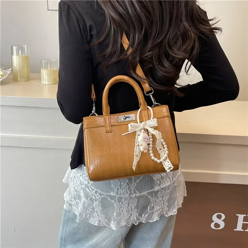 

Edgy Square Crossbody: Indie-Design Shoulder Bag with Geometric Cutouts - Vegan Leather Purse for Street Style & Art Gallery