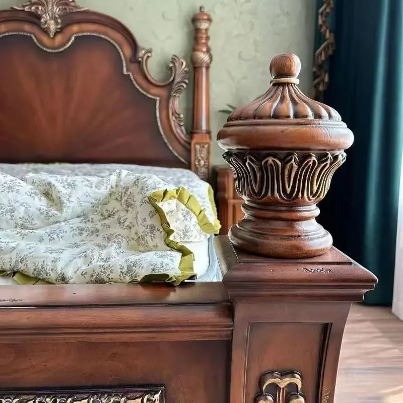 Mueble rústico, cama doble con flores talladas en madera maciza.