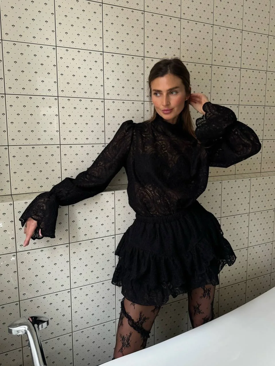 Ein modisches, durchsichtiges Set mit Laternenärmeln, Stehkragen und Diamant-Mesh für Damen im Frühling und Sommer. Ein zweiteiliger Nischen-Kuchenrock