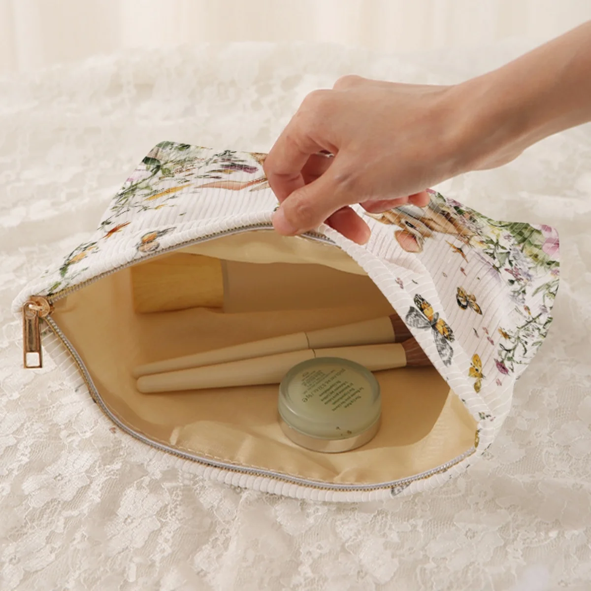 Rabbit pattern corduroy makeup bag, lightweight zipper storage box, multifunctional bag with lining, used for storing cosmetics