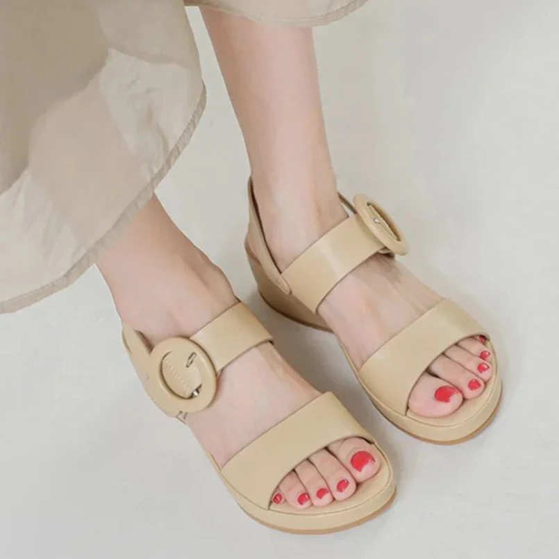 

2025 летние сандалии, женская модная универсальная удобная повседневная обувь, босоножки на танкетке и толстой подошве на среднем каблуке 5 см