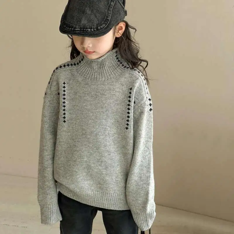 سترة محبوكة للفتيات لخريف وشتاء 2025 لون نقي وأكمام طويلة بلوفر برقبة عالية ملابس أطفال عصرية مريحة #3