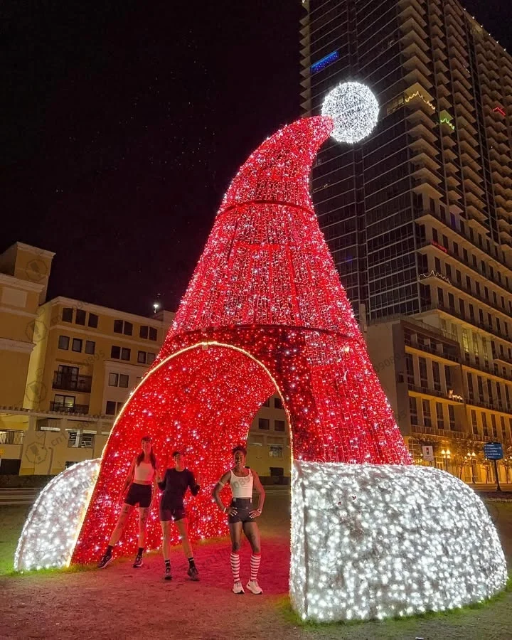 

Рождественское освещение на заказ, гигантский светоизлучающий диод, уличная гигантская шляпа Санта-Клауса, уличное рождественское украшение с узором