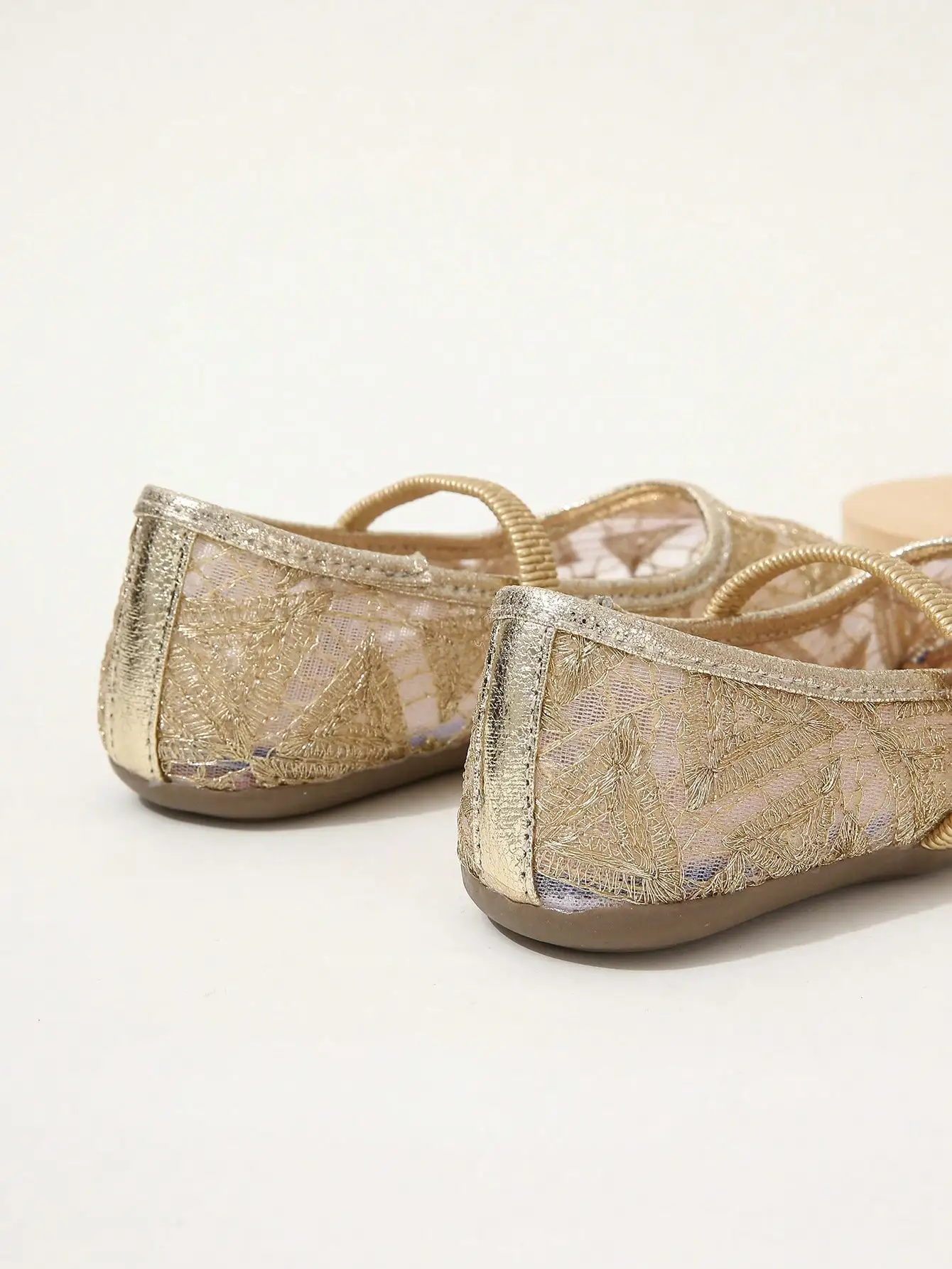 Golden Mesh Fabric with Gold Thread Embroidery, Random Irregular Straps, Round Toe, Comfortable, Cute, Breathable Girls' Shoes, Versatile Summer New Style Girls' Flat Shoes