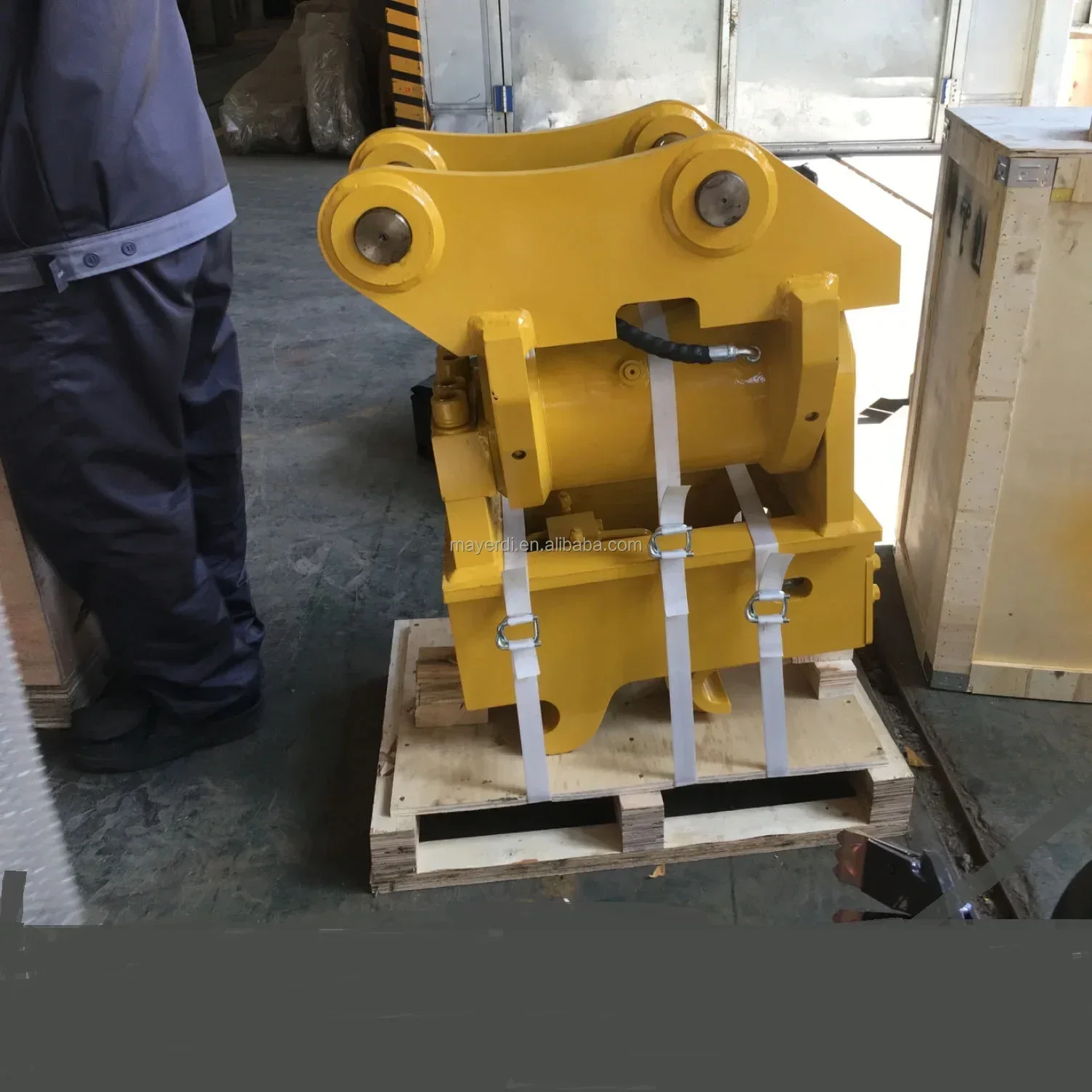 Tilt rotating quick coupler excavator hanging device