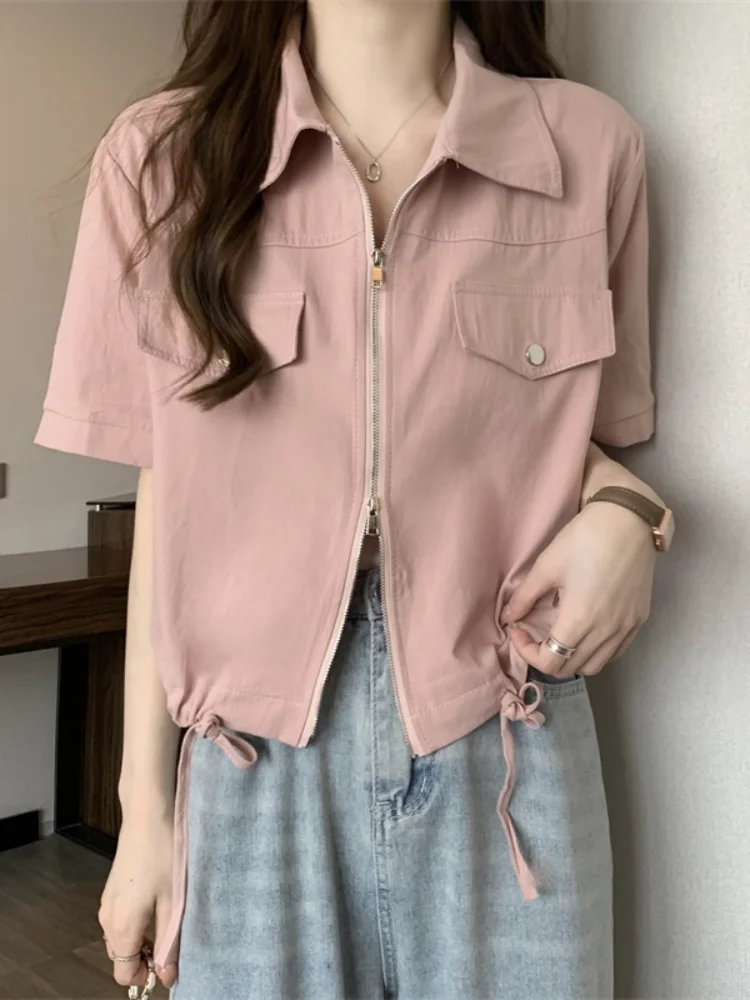 Kurzes Arbeitsoberteil mit vorderer Schulterpartie für Damen im Sommer. Neues, großes, leicht schlankes Poloshirt mit Doppelreißverschluss