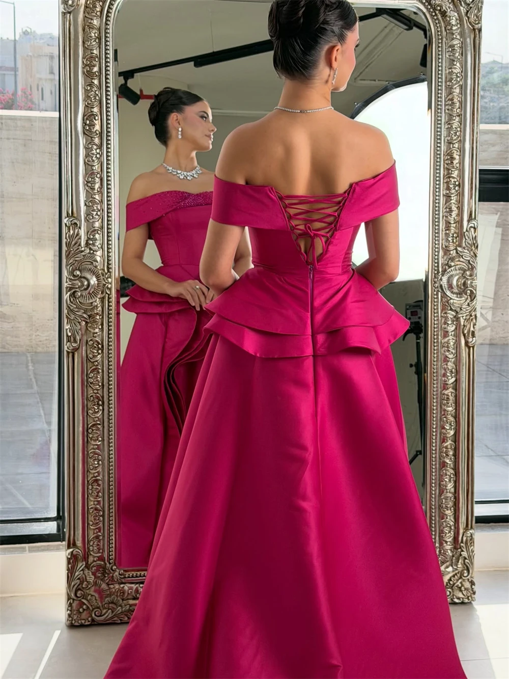 فستان سهرة بسيط من الساتان الوردي مخصص برقبة قارب رسمية قبالة الكتف فستان حفلة موسيقية كلاسيكي على شكل حرف a بأربطة من الخلف للحفلات