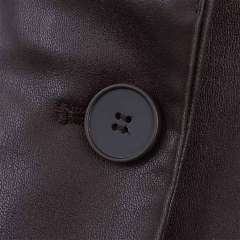 سترة نسائية خريف جديد 2025 بني داكن كم طويل جلد صناعي سترة فضفاضة مستقيمة شخصية عصرية متعددة الاستخدامات #4