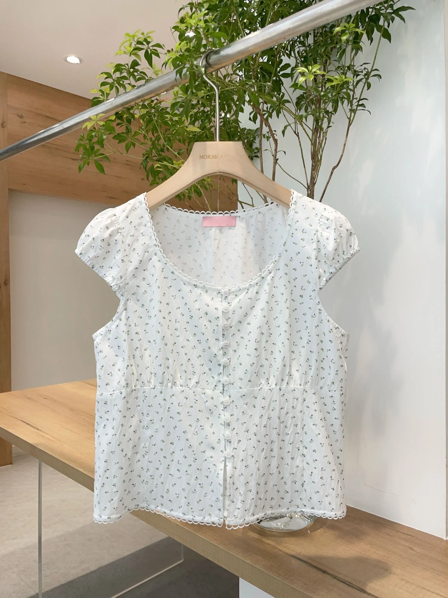 

Nok Xiaola Authentic Summer 2026 Floral Print Shirt U-Neck Shoulder Pad Short Sleeve Women's Sweet Style Top