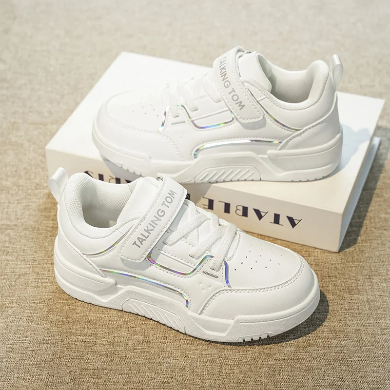 A pair of children's fashion stitching sneakers, breathable perforated toe, wear-resistant student walking shoes JY-1018