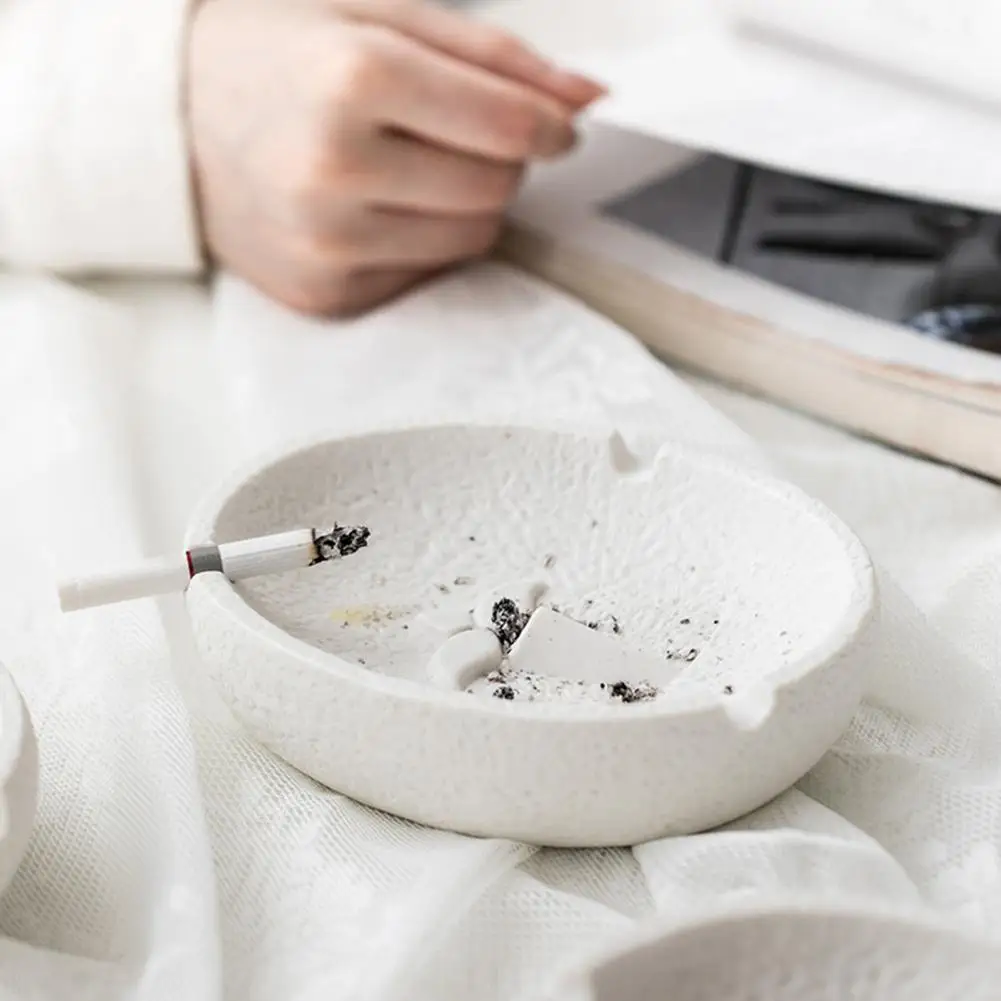 Ashtray Smoky Free Heat-Resistant Ceramic Ashtray Leak-proof Groove Design Flame Retardant Human Face Desktop Ashtray