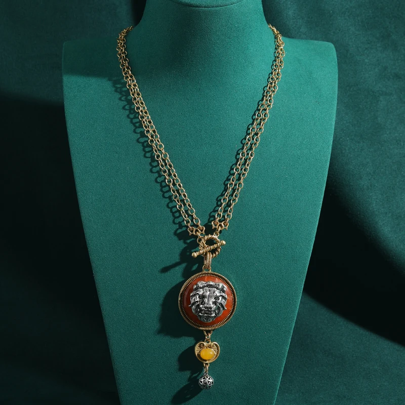 خمر الحجر الطبيعي القرص الأسد رئيس قلادة وقلادة للمرأة الفاخرة عالية الجودة العصرية مجوهرات سترة سلسلة جديد 2025