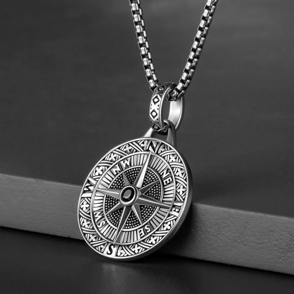 Vintage Eight Pointed Star Cross Compass Round Medal Necklace for Men Fashionable Hip-hop Pendants Punk Jewelry Party Gifts