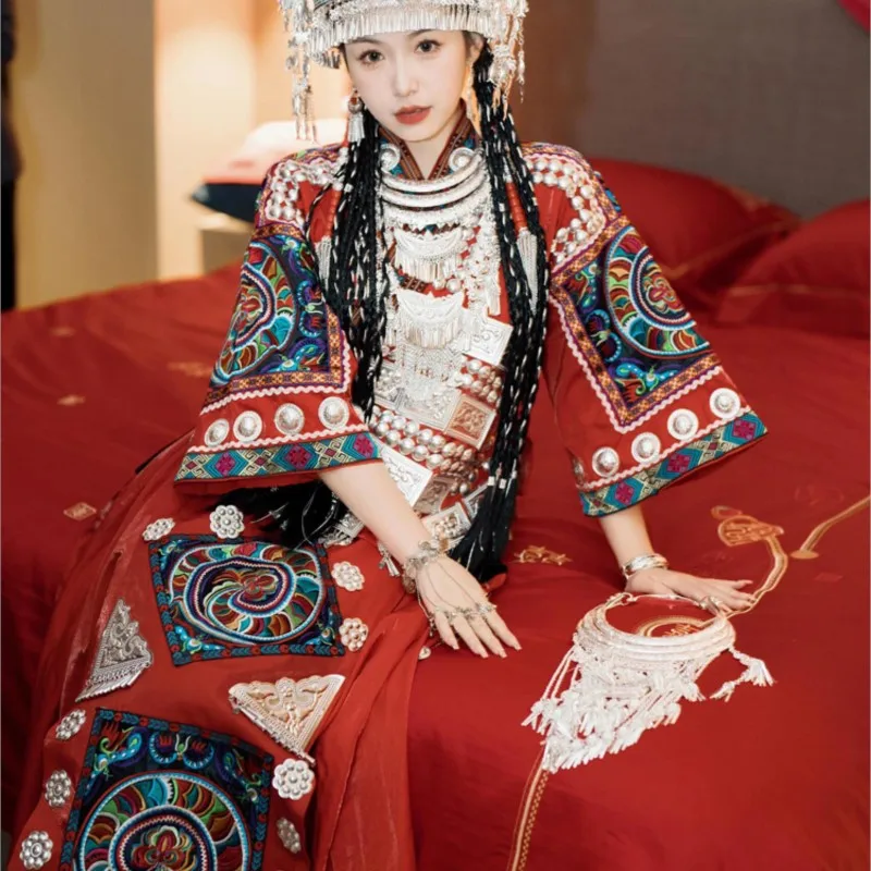 

New ethnic-style photography for women's couple in red ethnic costumes