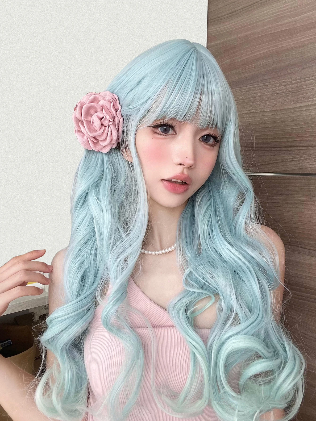 24 Zoll himmelblaue erfrischende Lolita-Synthetik-Perücken mit Pony, lange natürliche gewellte Haarperücke für Frauen, tägliches Cosplay, hitzebeständig