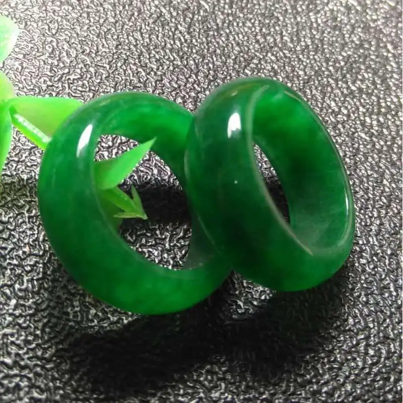 Trendy emerald for couples, fashionable light green Malayan jade ring 4