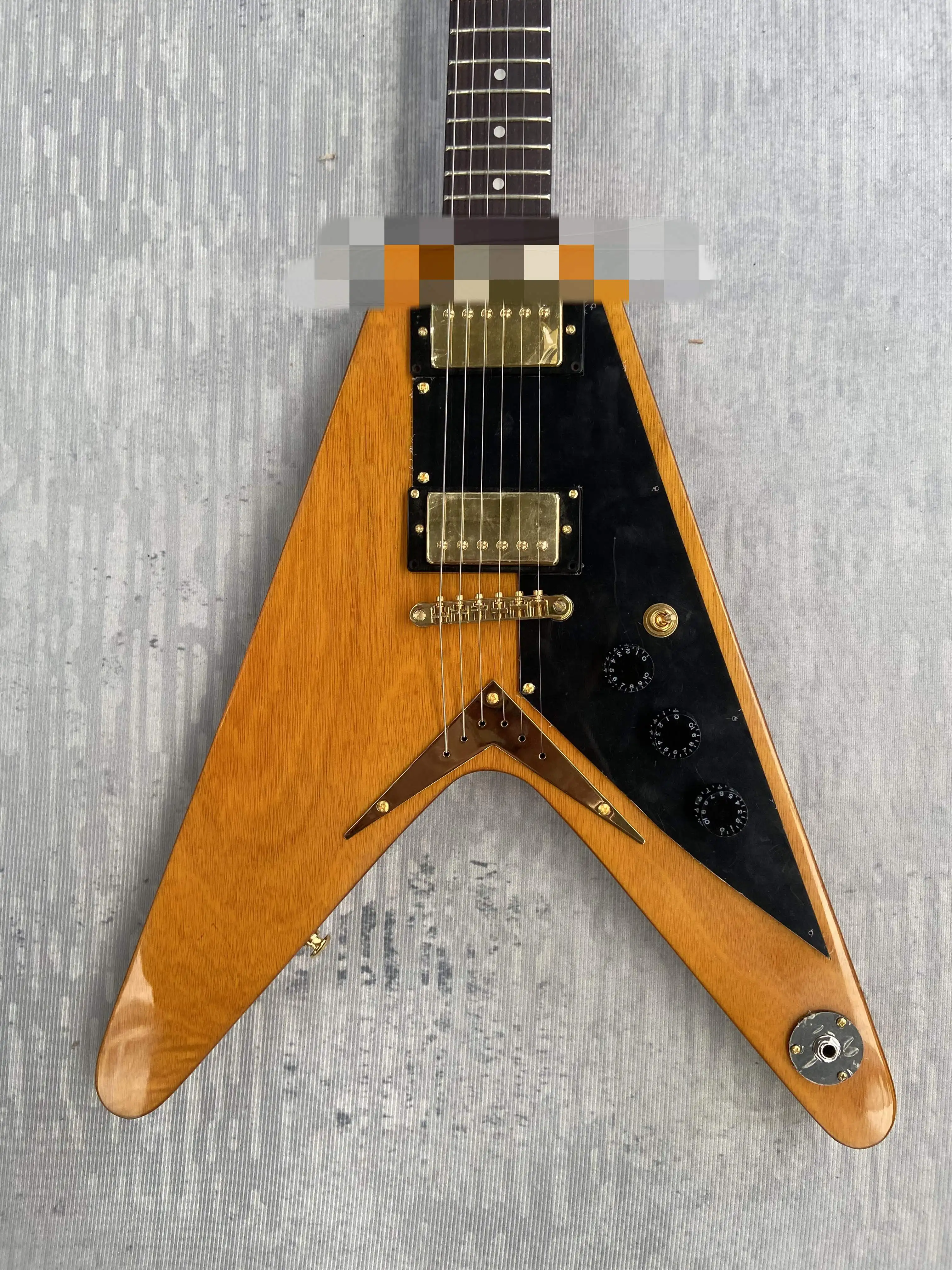 

Electric guitar .made in China .wood color, have logo! A mahogany body. In stock, G11