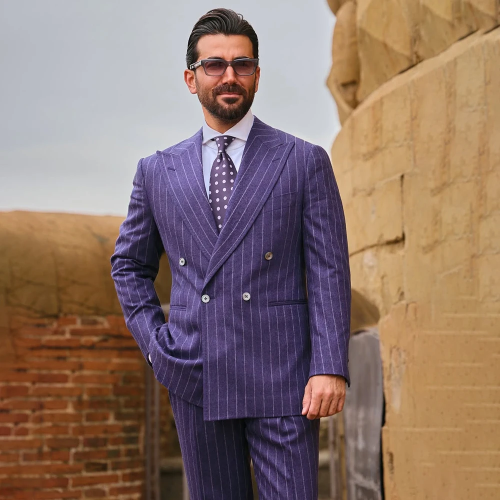 

Мужской костюм в полоску: двубортный пиджак и брюки, классический фасон, 2 предмета, для торжественных случаев