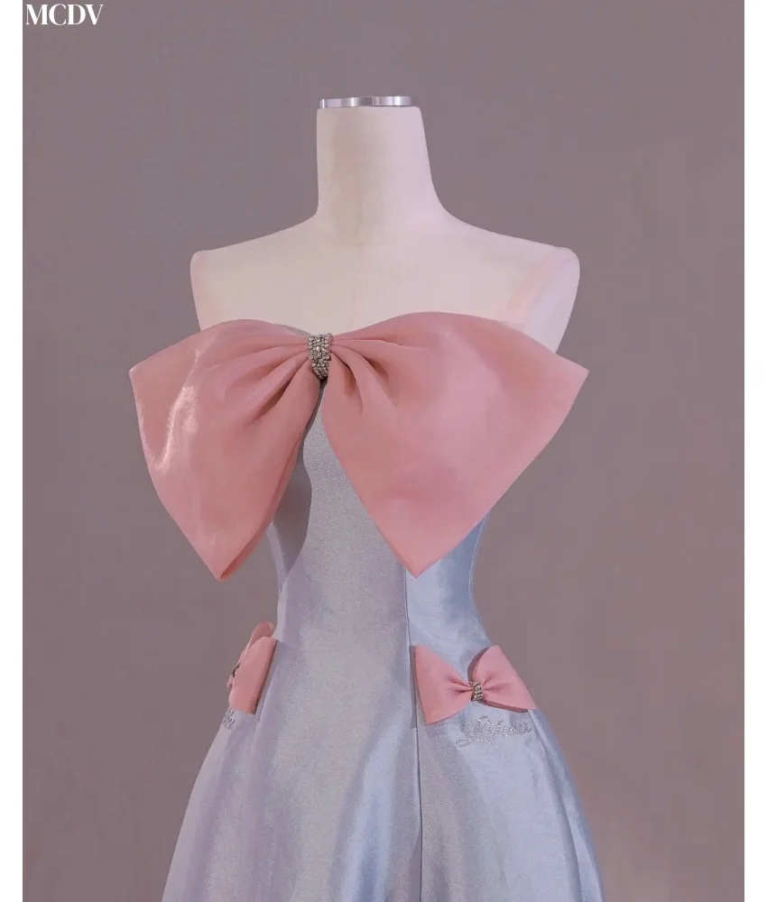 فستان سهرة مخصص رشيق من الساتان على شكل حرف a كريستال ثلاثي الأبعاد بفيونكة رقيقة بدون حمالات بدون أكمام بطول الأرض فساتين مناسبة مخصصة