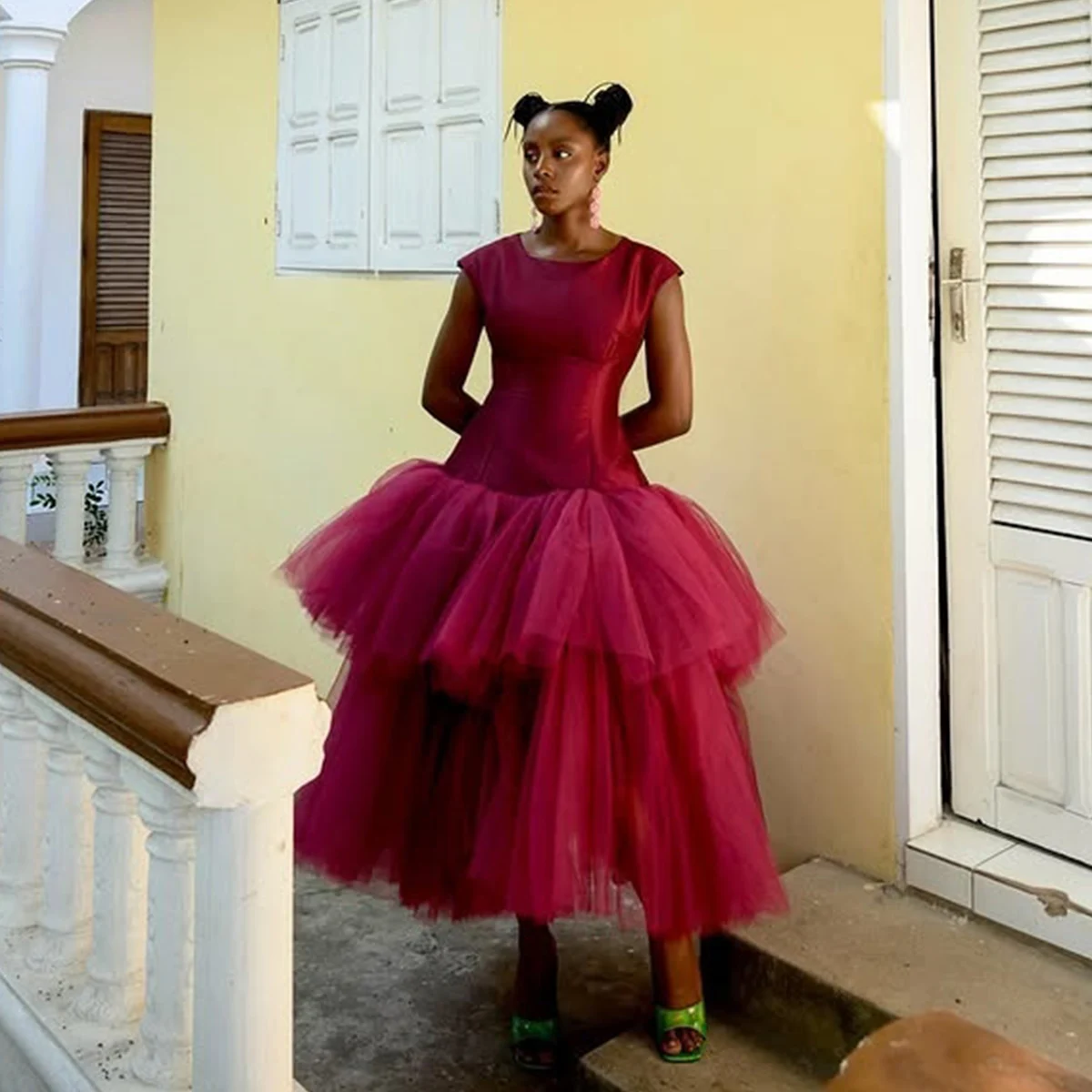 かわいいサテンとチュールのプロムドレス ティアードチュール パフィー Aライン イブニングドレス ティーレングス フォーマルパーティードレス