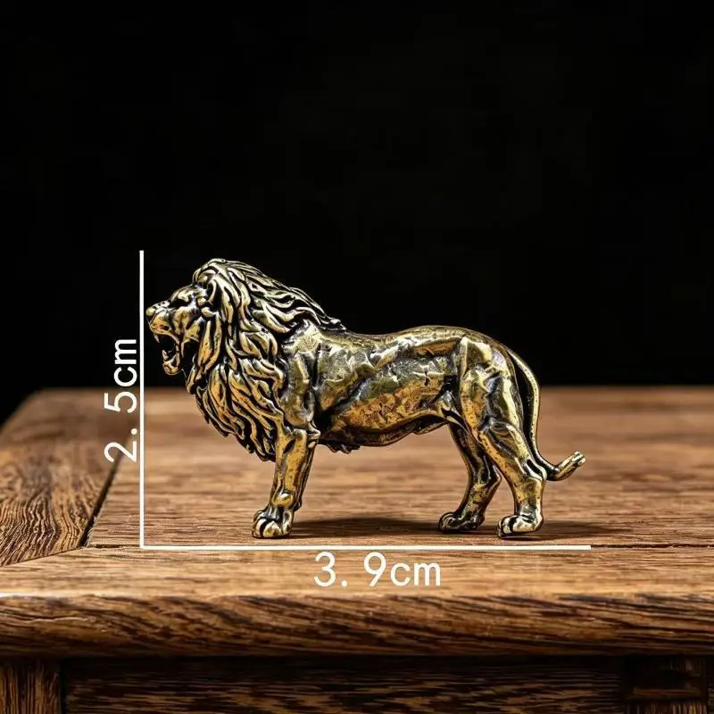 Messing-Löwenfigur mit Vintage-Antik-Finish und exquisiten Schnitzereien zur Dekoration von Schreibtischen im Büro oder zu Hause. – Detail 3
