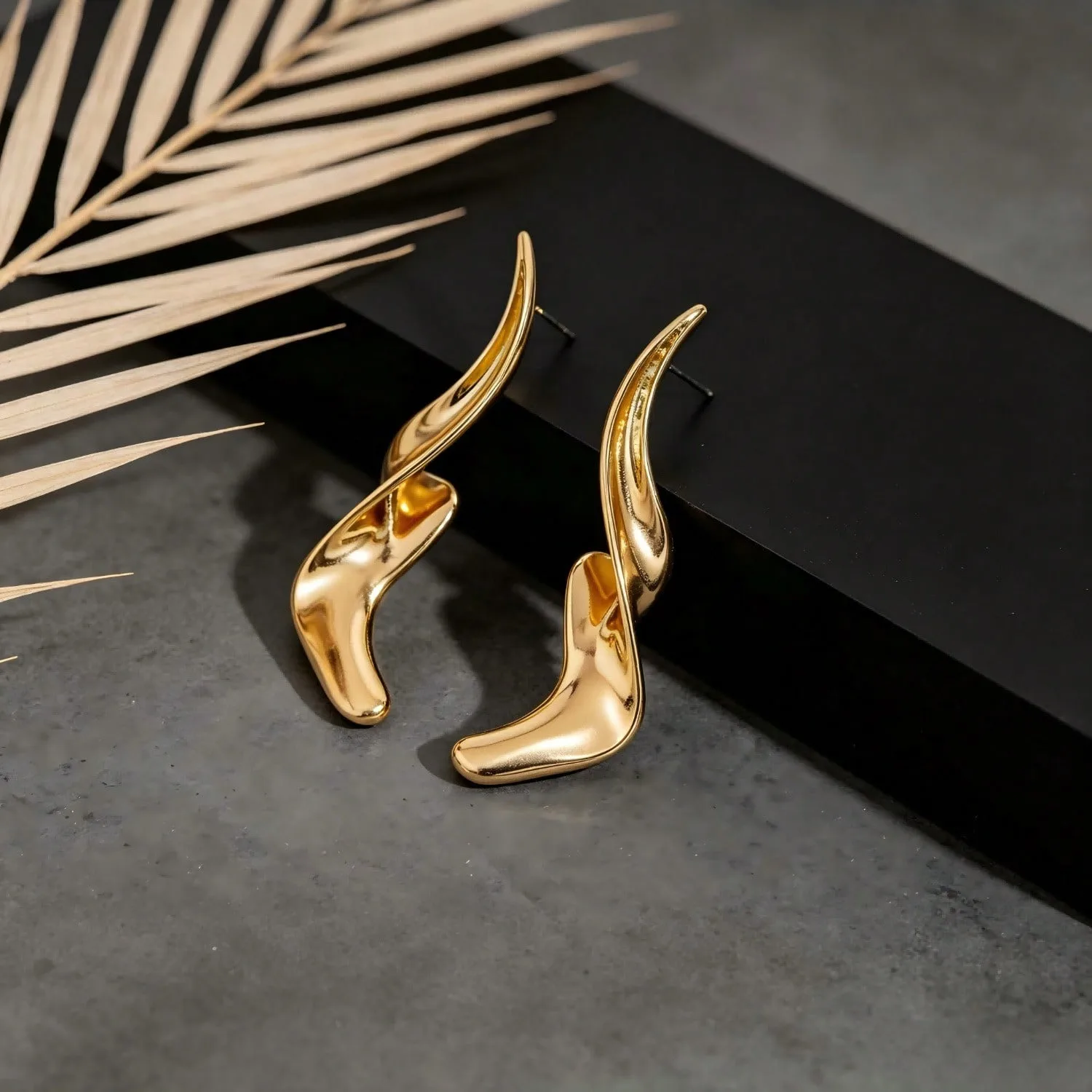 Minimalist Modern Glossy Golden Abstract Curve Dangle Earrings for Women, Smooth Wavy Twisted Drop Earrings, Sleek Metallic Ear Jewelry Perfect for Daily Casual Looks, Dating Dinners and All Kinds of Party Occasions