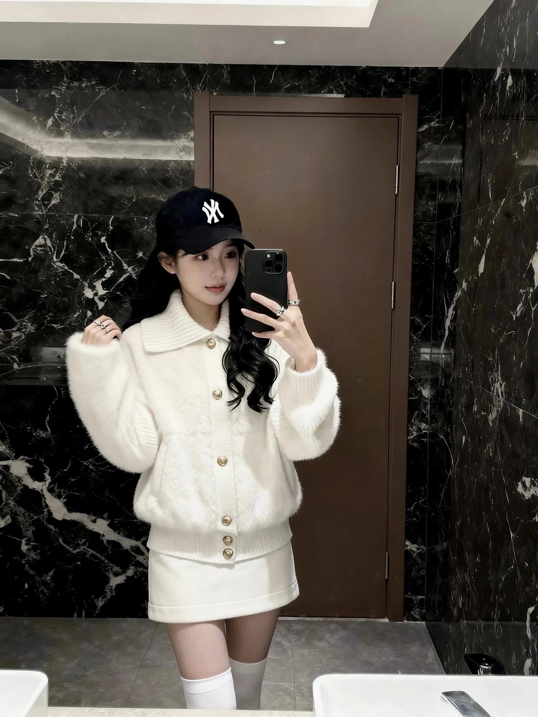 

Корейская мягкая пушистая шуба из искусственного меха для женщин, новая зимняя модная верхняя одежда с высоким воротником, нежная элегантная белая меховая куртка