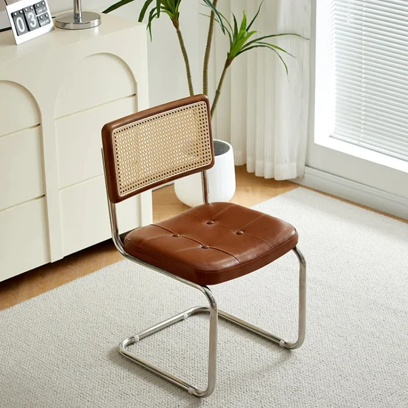 Современные барные стулья из искусственной